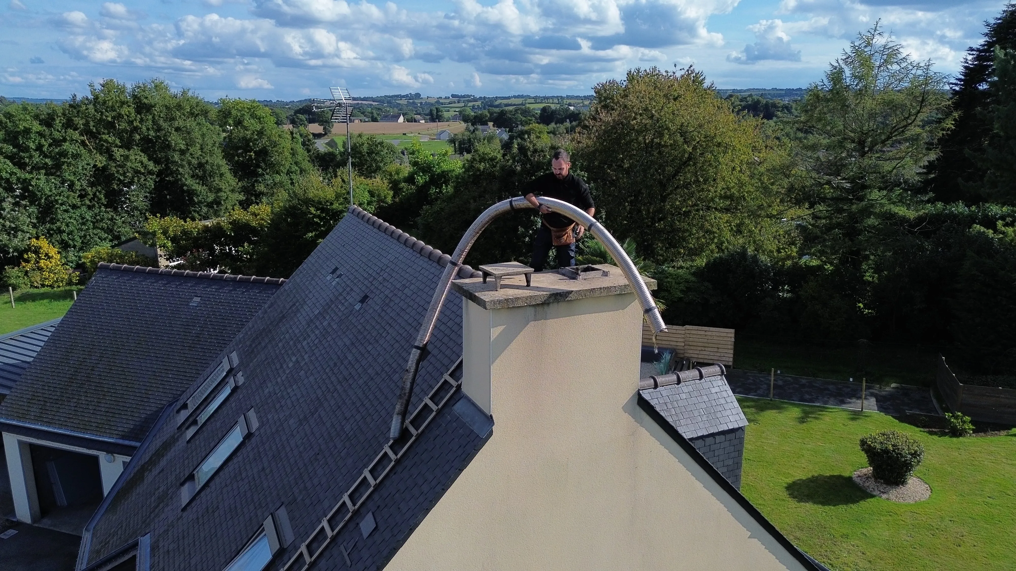 Vue aérienne d'une toiture par drone